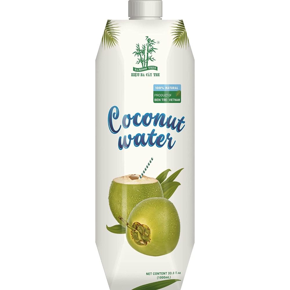 Kokoswasser in Tetra Pak, asiatischer Lebensmittelladen.