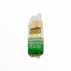 Enoki-Pilze im transparenten Beutel, asiatischer Lebensmittel Online-Shop.