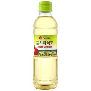 Asiatischer Apfelessig in Flasche, ideal für asiatische Küche.