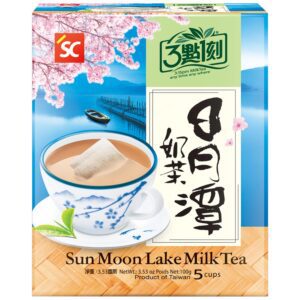 Asiatischer Milchtee in blauer Teetasse mit Blüten und Landschaft.