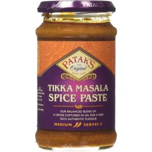 Asiatischer Lebensmittelladen, Tikka Masala Paste im Glas, authentisch, würzig.