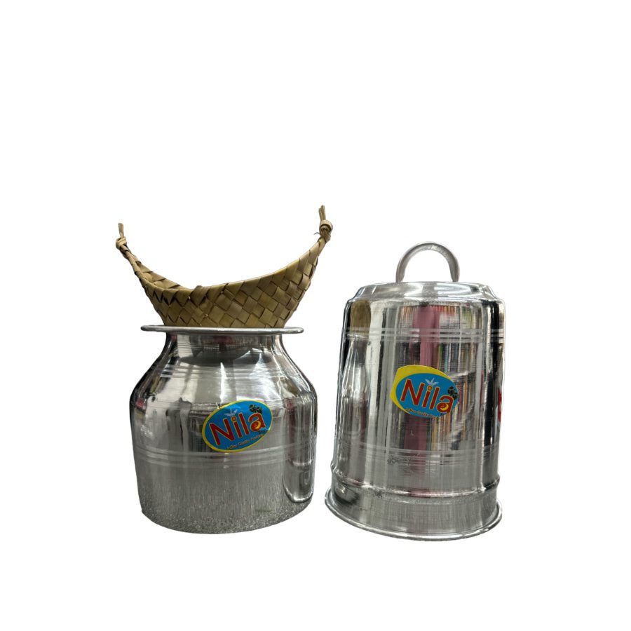 Asiatische Lebensmittel Online-Shop. Zwei Edelstahlbehälter mit Nilla-Logo, einer mit Korbdeckel.