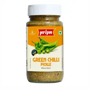 Asiatischer Green Chilli Pickle in Glasflasche, scharf und würzig.