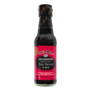 Asiatische Lebensmittel Online-Shop, dunkle Sojasauce in Flasche.