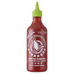 Sriracha Chilisauce Flasche, asiatischer Lebensmittel-Shop.