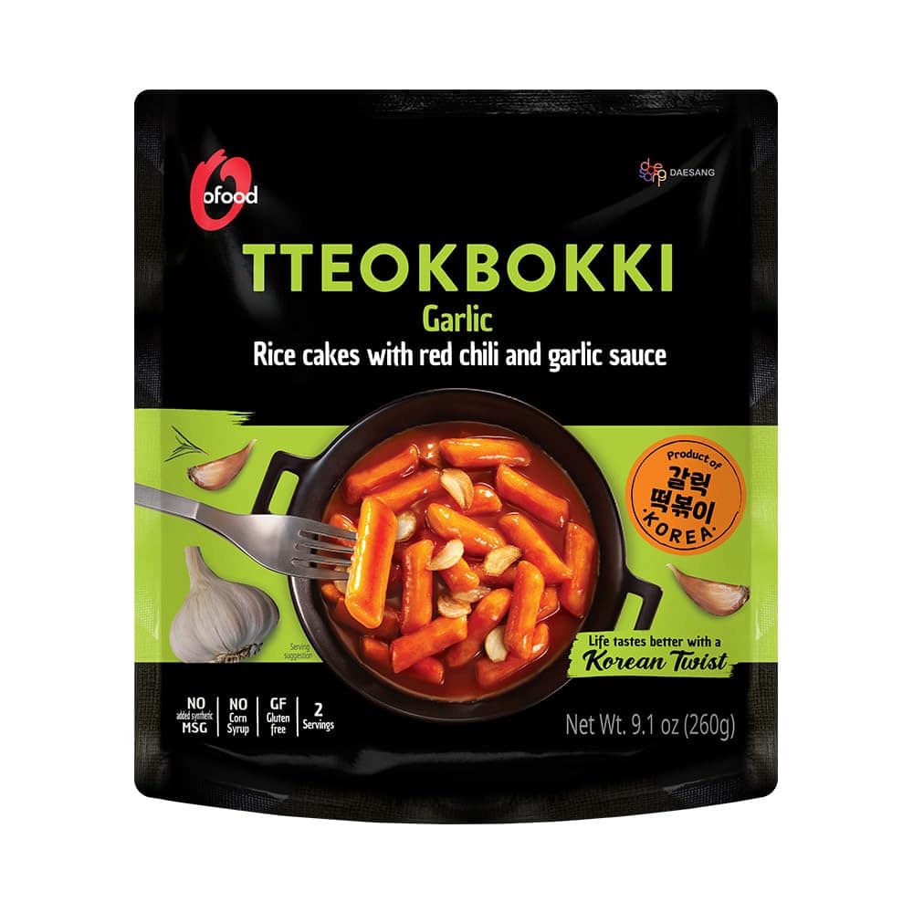 Asiatische Lebensmittel Online-Shop, Tteokbokki mit Knoblauch, koreanisches Gericht.