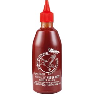 Asiatische Lebensmittel Online-Shop, scharfe Sriracha Chilisauce in Flasche.