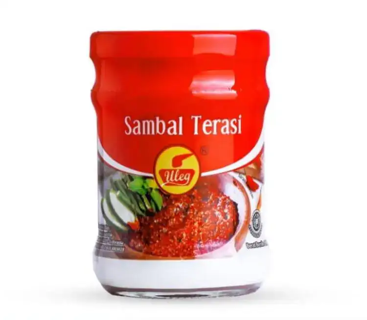 Sambal Pedas im asiatischen Lebensmittel Online-Shop, scharfe Chilipaste in rotem Glasbehälter.