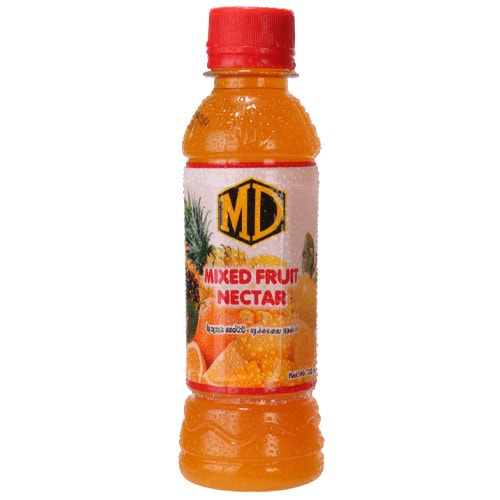 Asiatischer Lebensmittelladen - Fruchtnektar in Flasche, tropisch, exotisch.