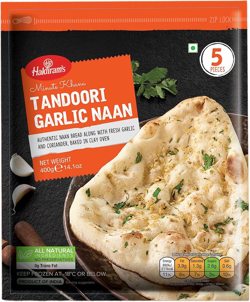 Indisches Tandoori Garlic Naan mit frischem Knoblauch und Koriander.