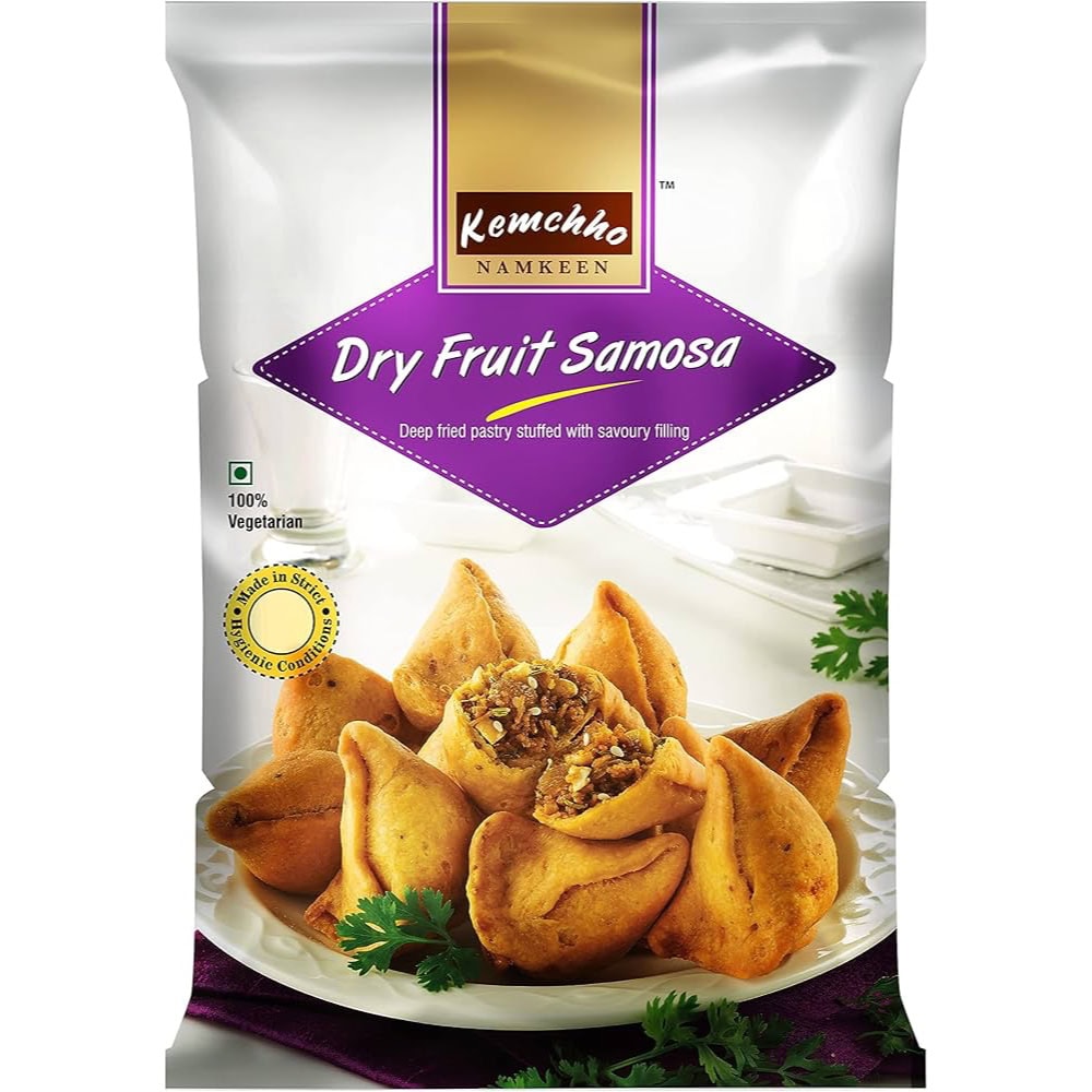 Asiatischer Lebensmittelladen - Trockenfrüchte Samosa, vegetarisch, knusprig, asiatische Spezialität.