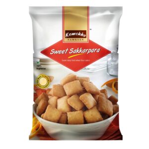 Asiatischer Lebensmittelladen - Süße Sakkarpara in Packung, indische Süßigkeit.