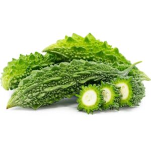 Frischer Karela im asiatischen Lebensmittel Online-Shop, geschnitten und bereit zum Kochen.
