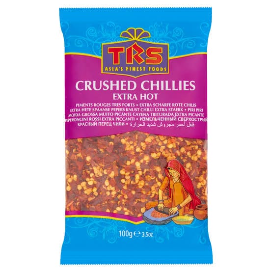 Asiatische Lebensmittel Online-Shop. Scharfe, zerstoßene Chillies in Packung.