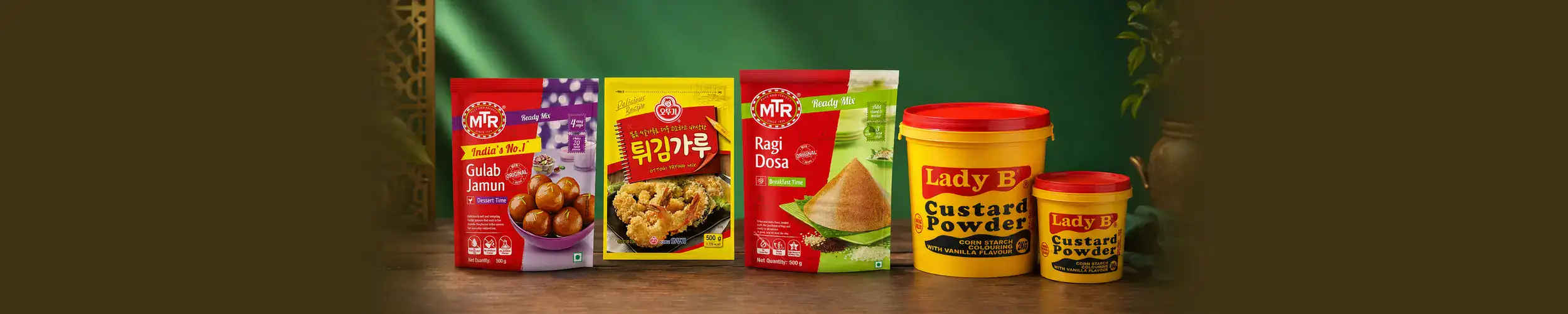 Vielfalt an asiatischen Lebensmitteln im Online-Shop, inklusive Currypasten und Gewürzen.