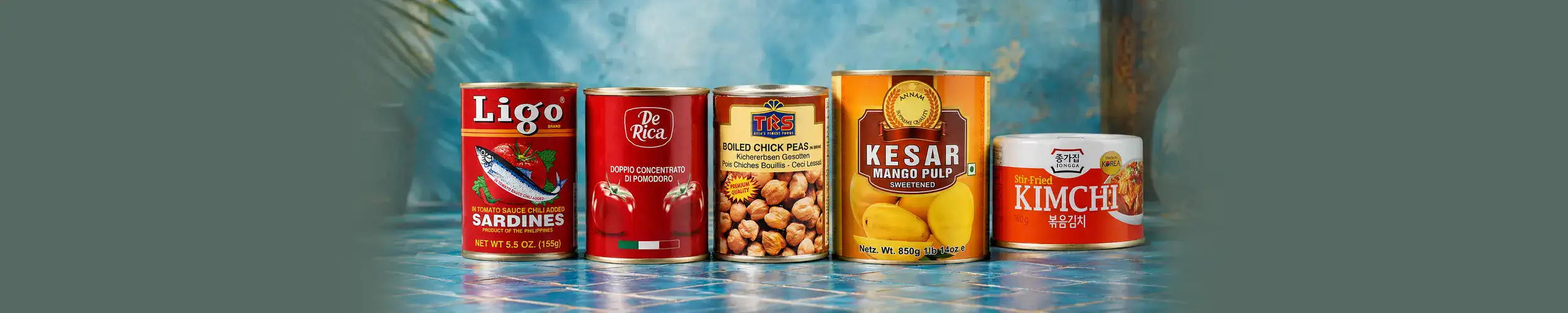 Verschiedene asiatische Lebensmittel und Konserven im Online-Shop.