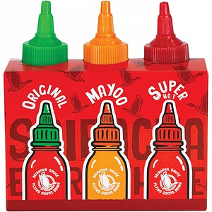 Drei Flaschen Sriracha-Sauce in verschiedenen Farben für scharfe Gerichte.