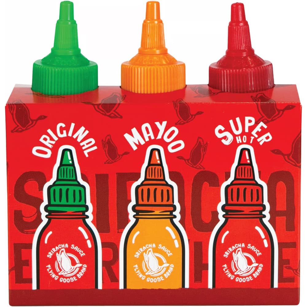 Drei Flaschen Sriracha-Sauce in verschiedenen Farben für scharfe Gerichte.