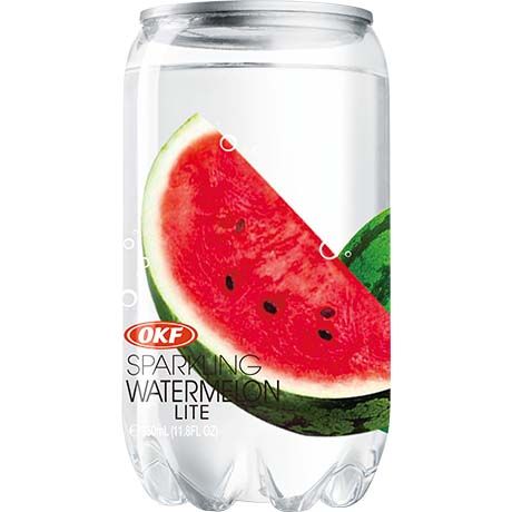 Erfrischende Wassermelone in Wasserflasche, asiatischer Lebensmittelladen.
