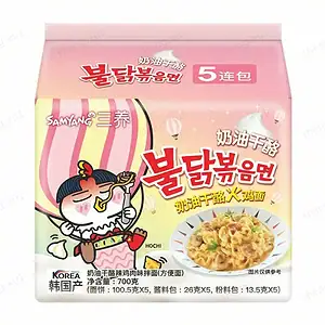 Asiatische Lebensmittel Online-Shop. Packung mit getrockneten Nudeln und koreanischer Verpackung.