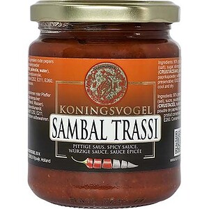 Asiatischer Sambal Trassi in Glas, scharfe Würzsauce, asiatische Küche.