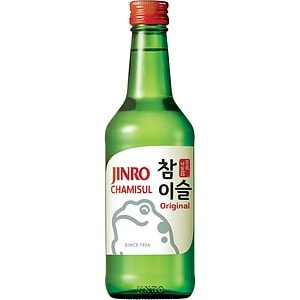 Asiatischer Chamisul Soju in grünem Flasche, ideal für asiatische Gerichte.
