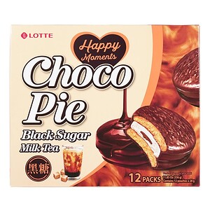 Asiatische Süßigkeiten Choco Pie mit schwarzem Zucker und Milchtee.