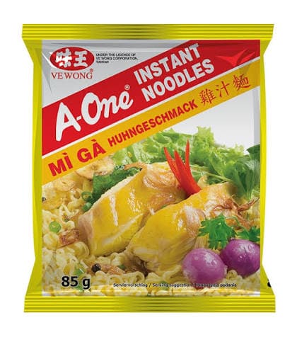 Asiatische Instant-Nudeln mit Hühnergeschmack, 85g, asiatischer Lebensmittelladen.