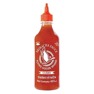 Asiatische Lebensmittel Online-Shop, Sriracha Sauce in Flasche, scharf und würzig.