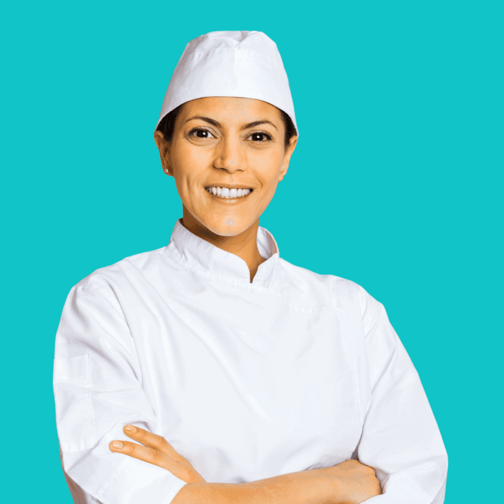 Chef souriant en uniforme blanc.