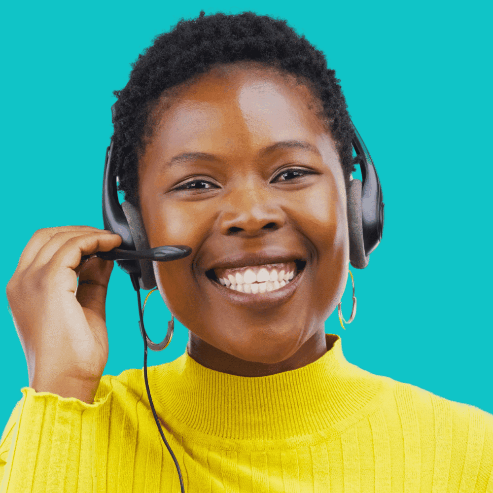 Une femme souriante, vêtue d'un pull jaune vif et de créoles, porte un micro-casque à sa bouche. Elle apparaît joyeuse et accessible, prête à vous aider, sur un fond turquoise uni.