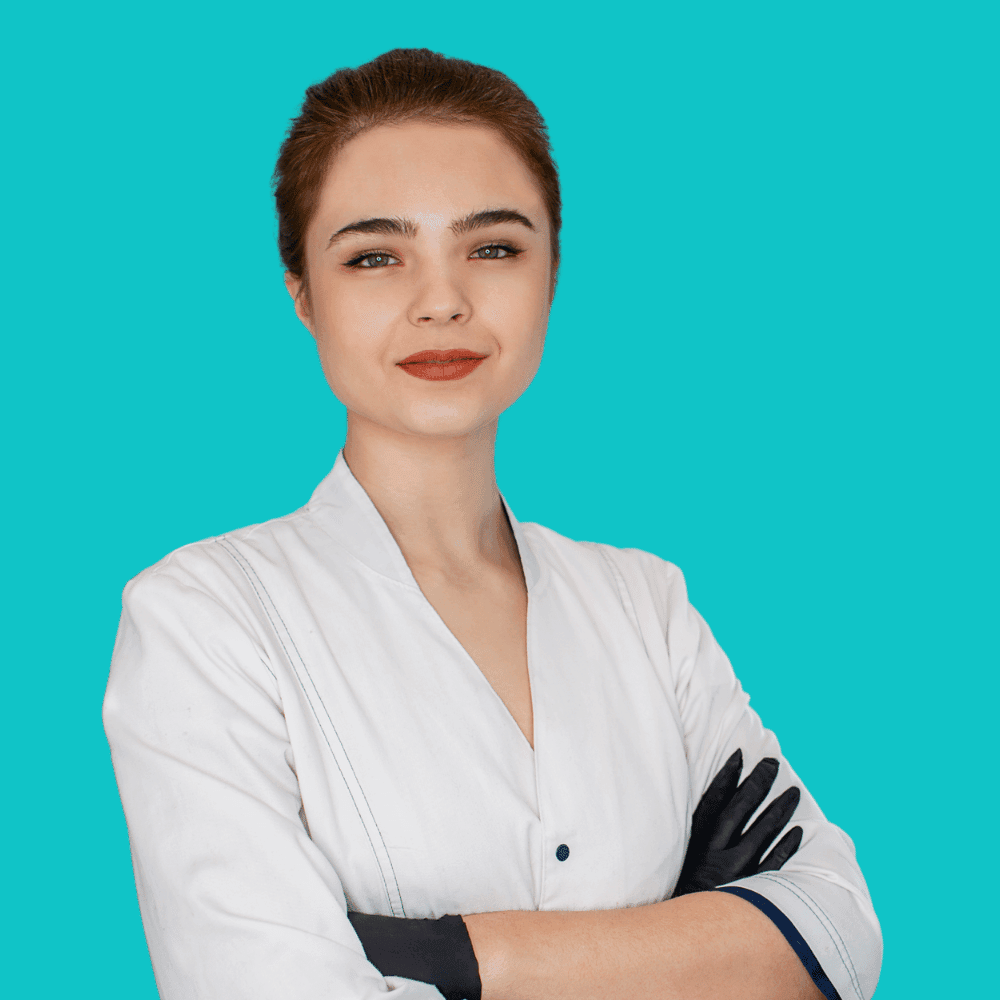 Professionnelle souriante en blouse blanche, fond turquoise.