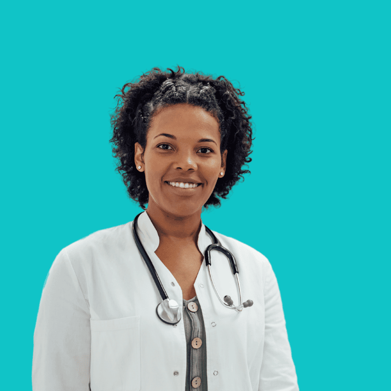 Une femme souriante aux cheveux courts et bouclés porte une blouse blanche et un stéthoscope, debout sur un fond turquoise. Son attitude confiante et accessible suggère qu'elle travaille dans une clinique médicale privée, offrant expertise et assurance.