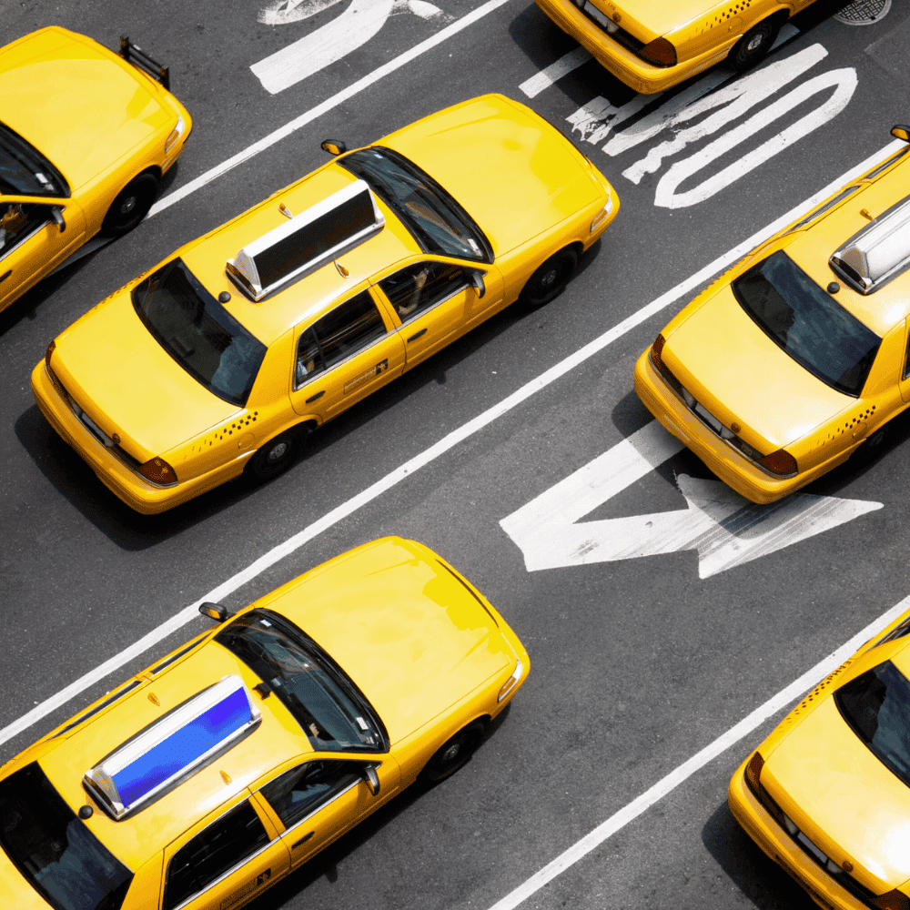 Taxis jaunes en attente sur la route.