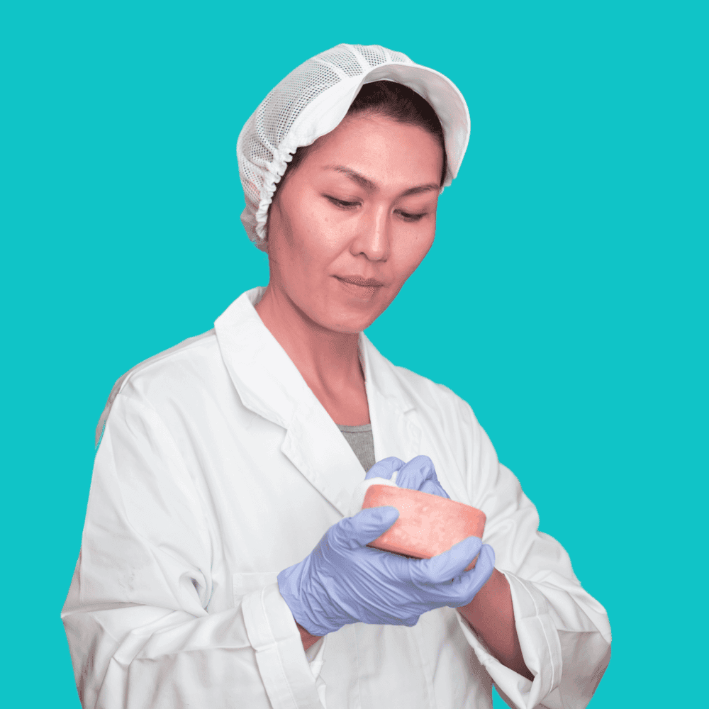 Fabricante de fromage inspecte le produit artisanal.