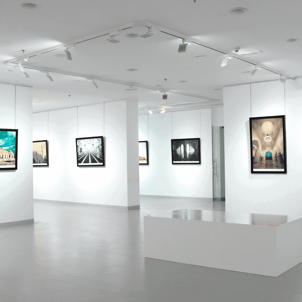 Galerie d'art moderne avec peintures encadrées.