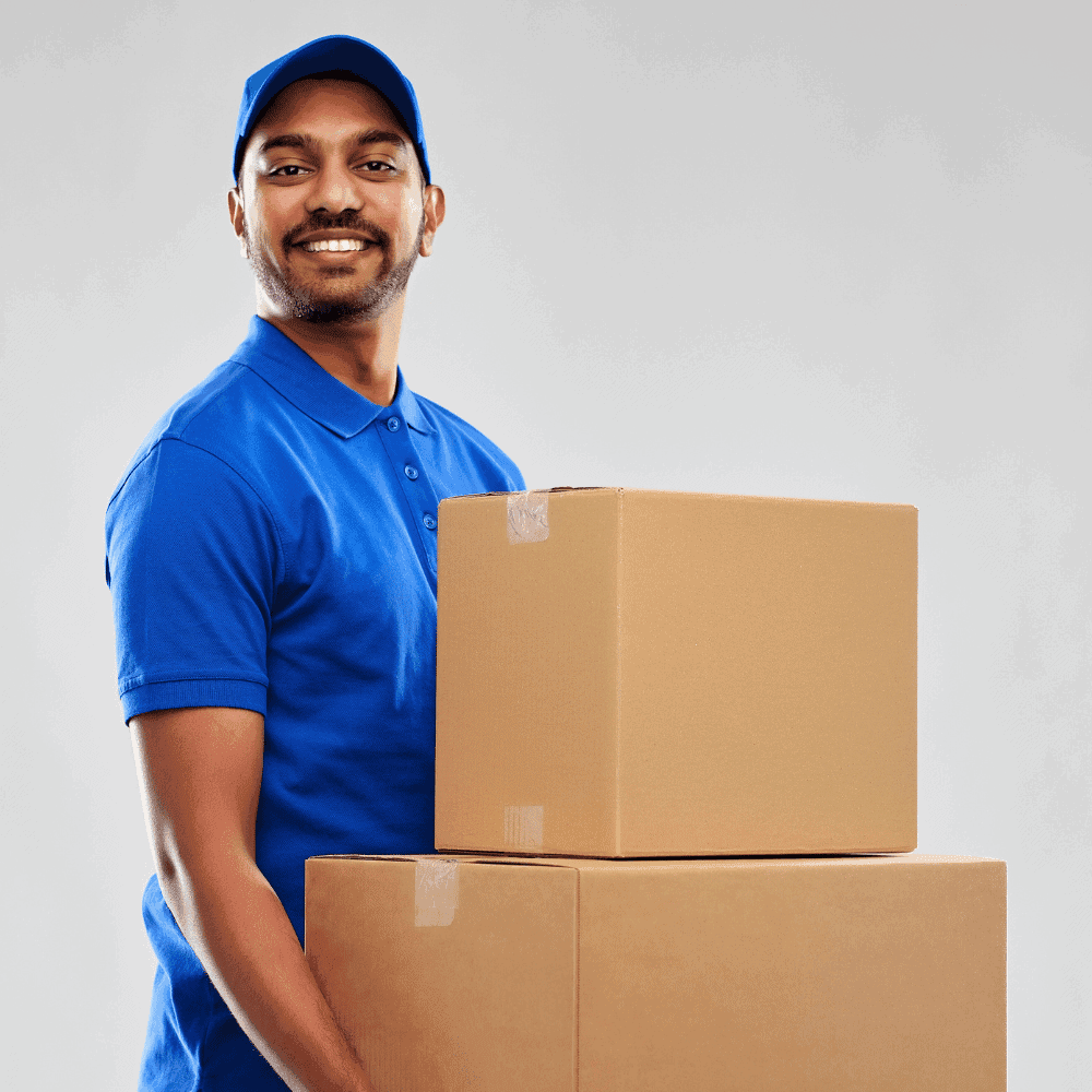 Livreur avec boîtes en carton, uniforme bleu.