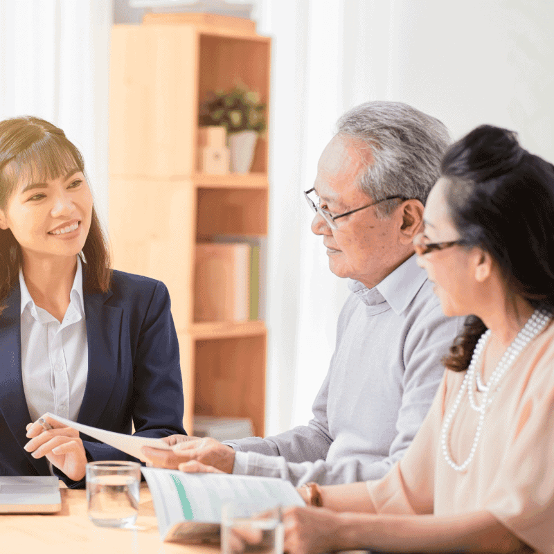 Conseiller discutant avec clients dans bureau lumineux.