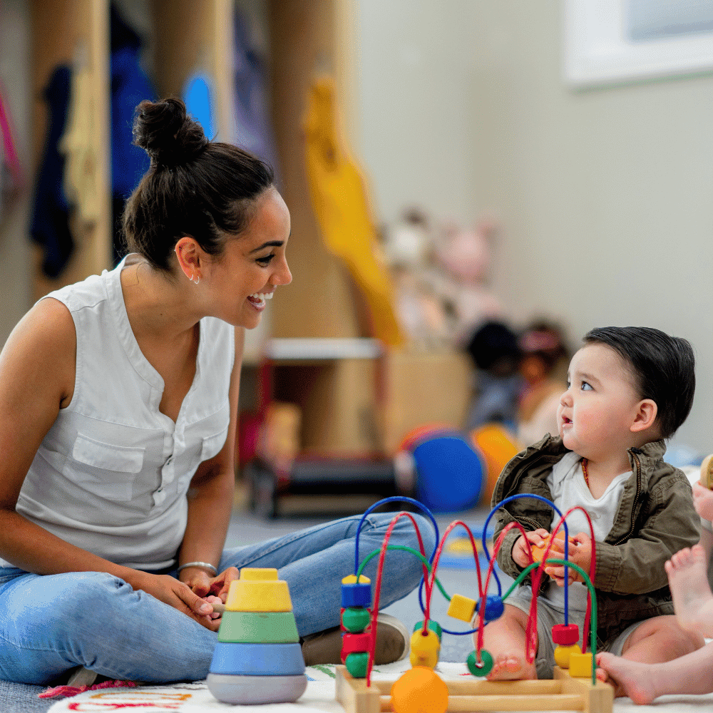 Enfant et adulte jouent ensemble dans une garderie.