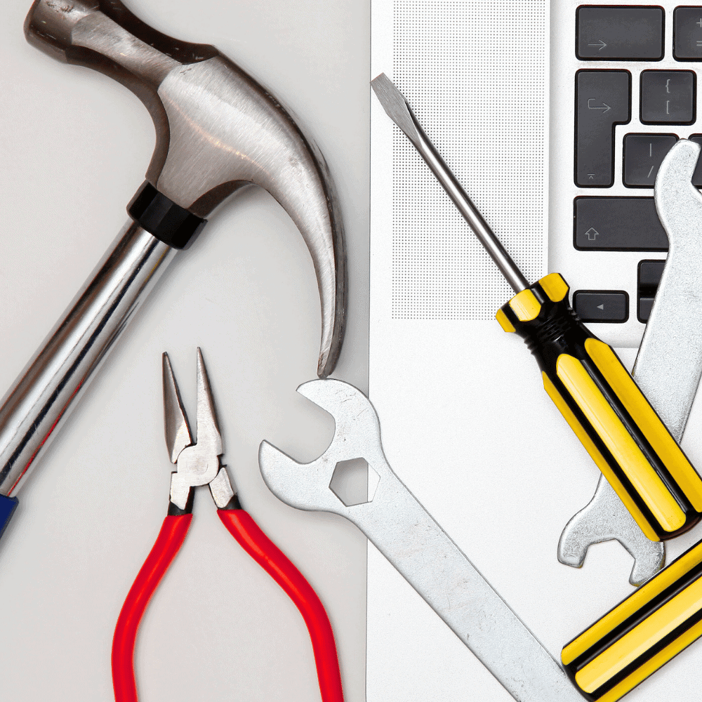 Outils de réparation près d'un ordinateur portable