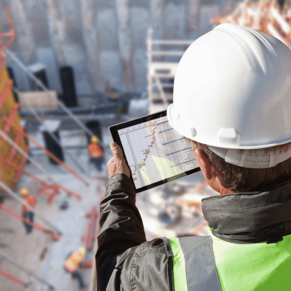 Ingénieur surveillant le chantier avec une tablette électronique.