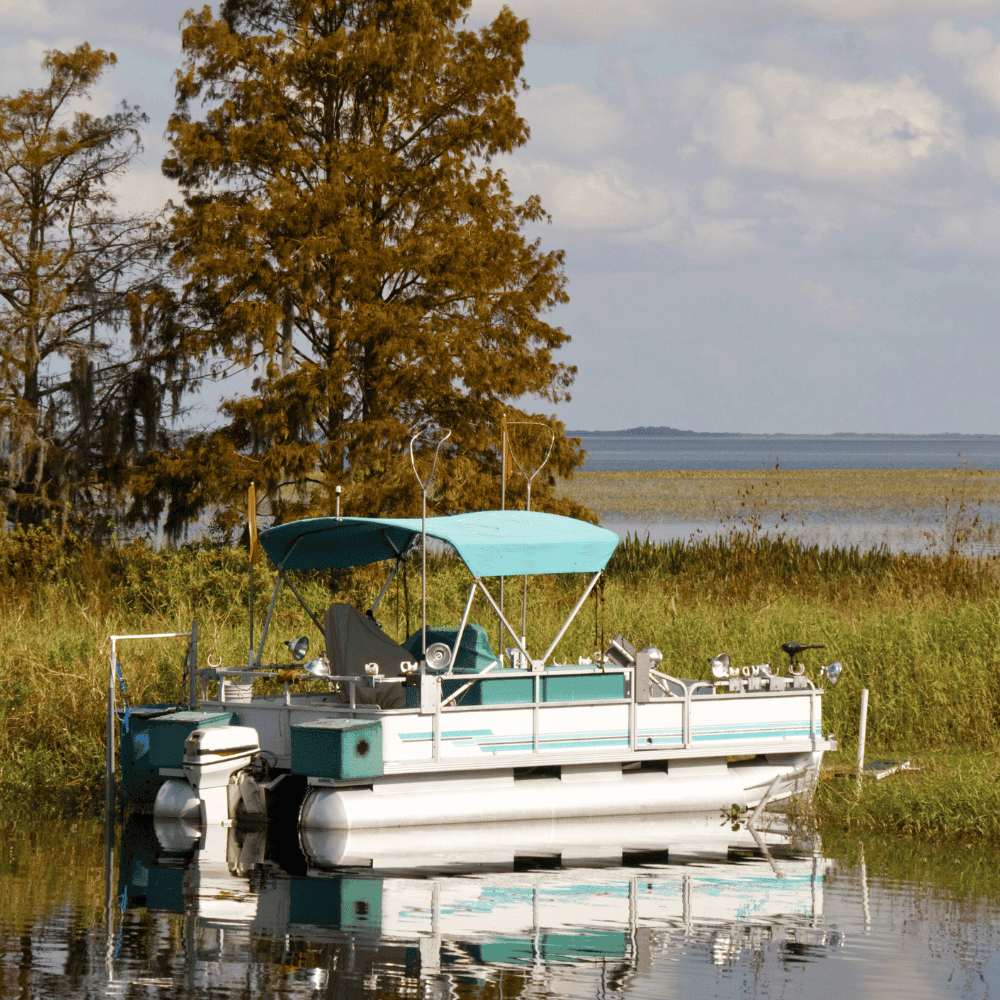 Bateau-ponton naviguant sur un lac québécois avec famille à bord