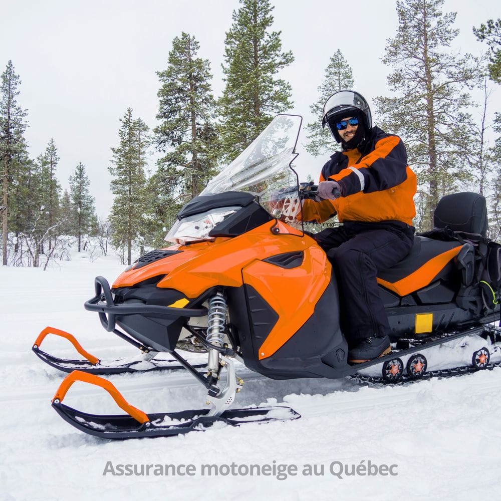 Motoneigiste sur sentier enneig&eacute; au Qu&eacute;bec — assurance motoneige Assur360