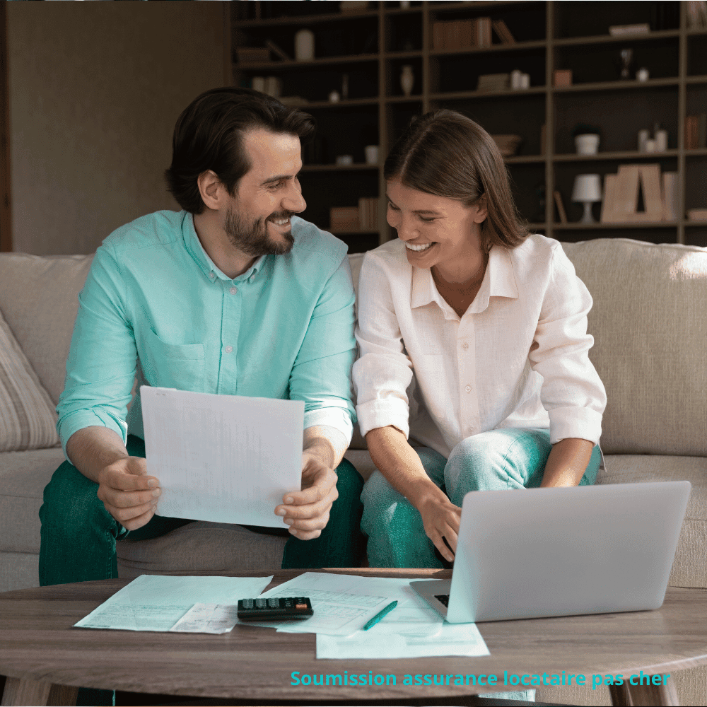 Couple examinant documents d'assurance locataire.