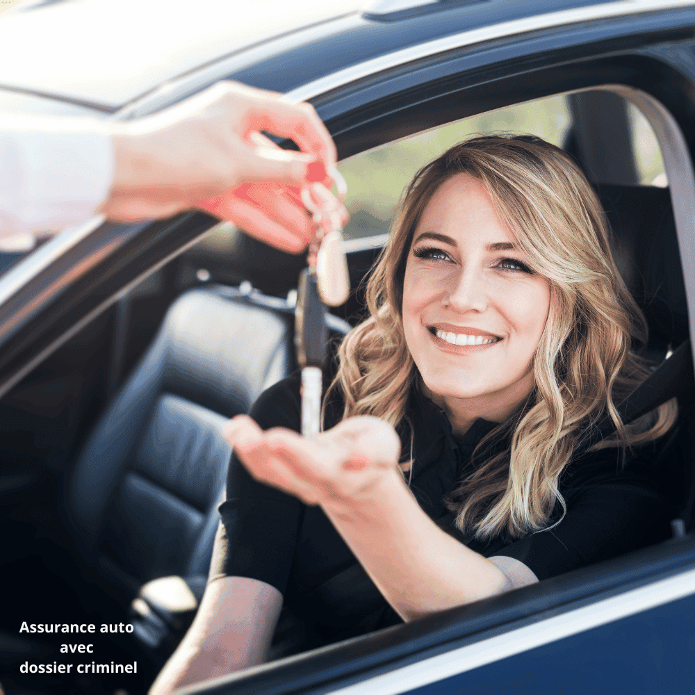 Femme en voiture recevant des clés, assurance auto.