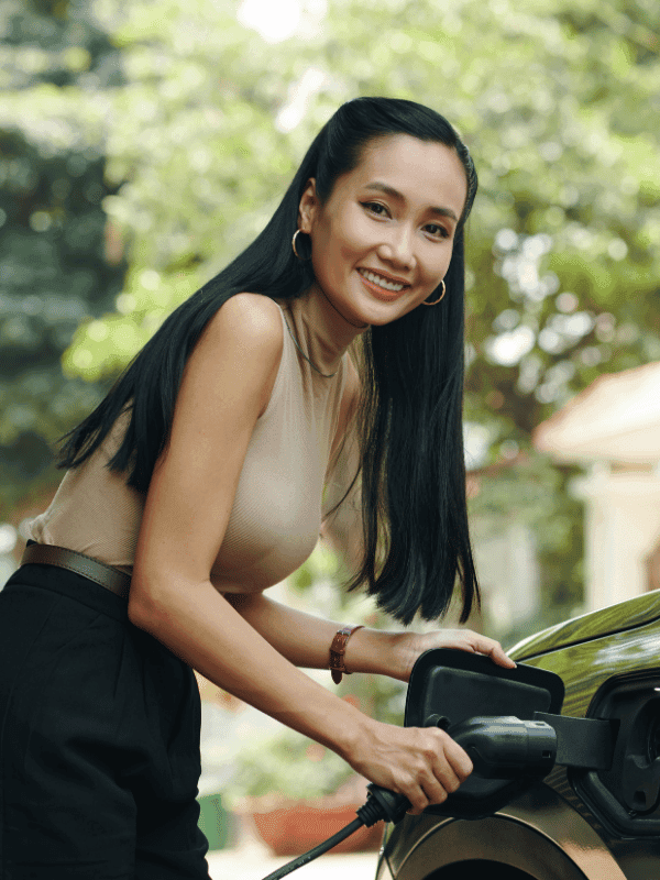 Femme recharge une voiture électrique