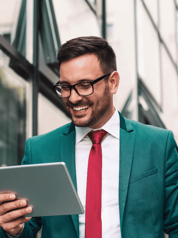 Courtier homme souriant avec une tablette
