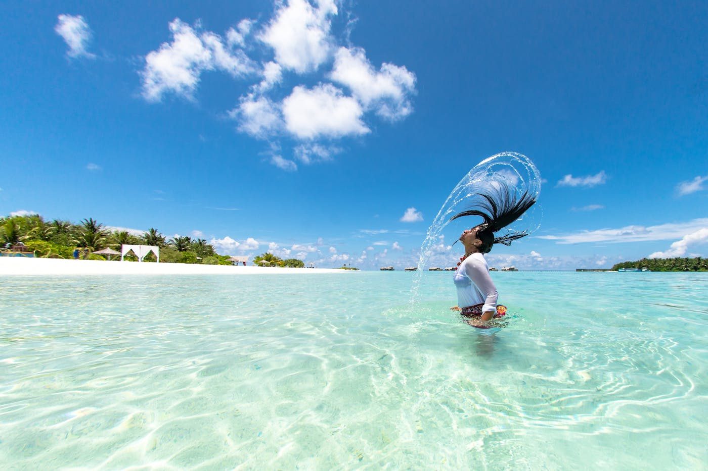 Voilier vu du ciel sur eau bleue — assurance bateau Assur360