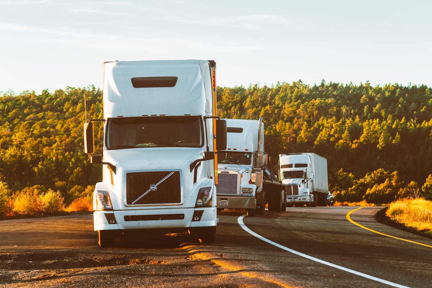 Camion fardier avec billes de bois — assurance Assur360
