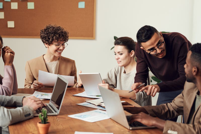&Eacute;quipe de PME qu&eacute;b&eacute;coise en r&eacute;union — assurance entreprise Assur360